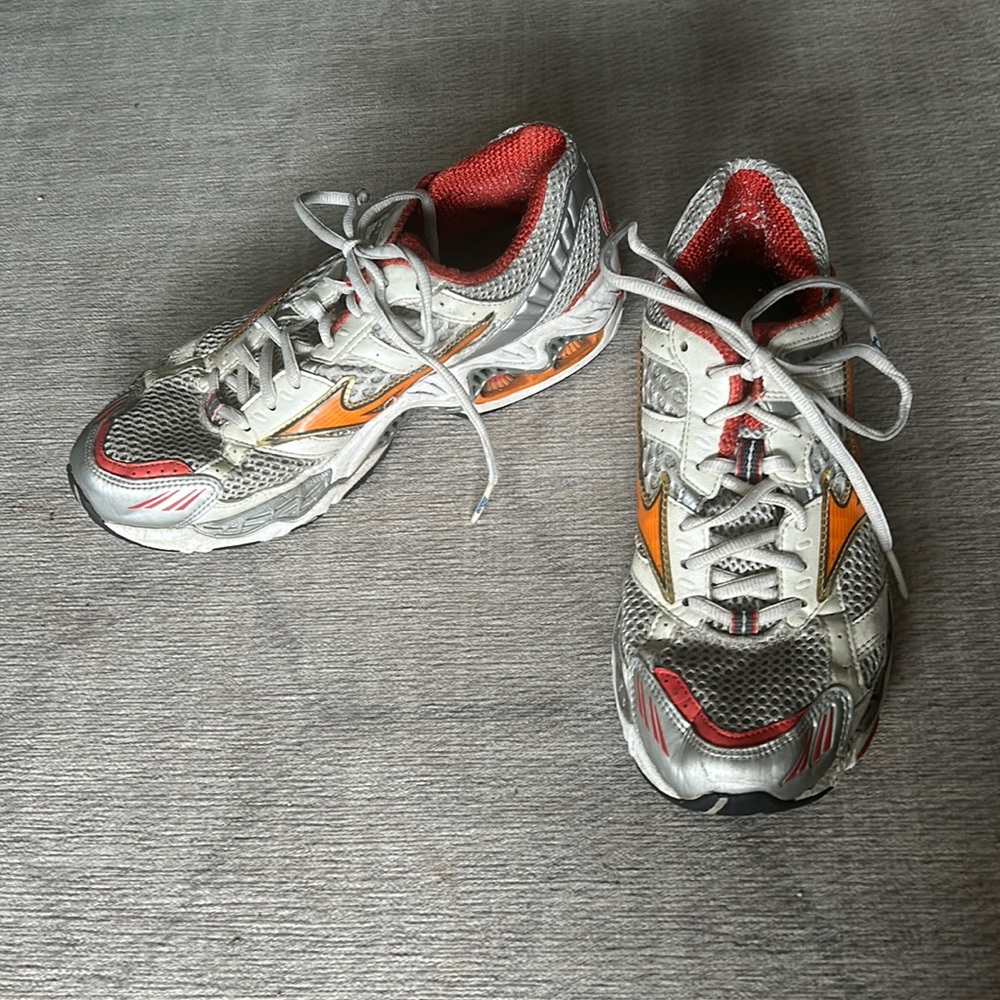 GUC Mizuno tennis shoes
